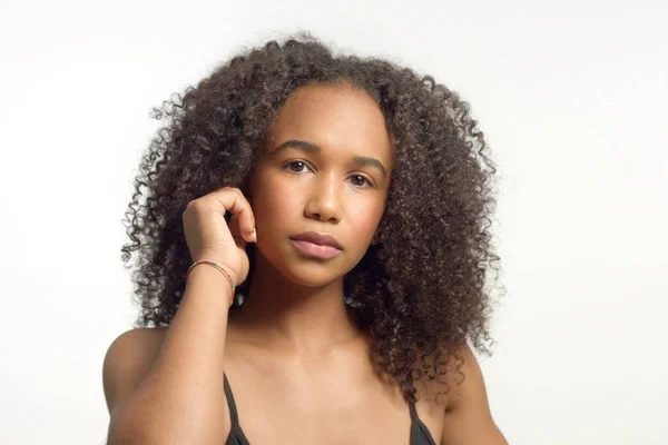 Close up retrato s de jovem modelo de raça mista com cabelo encaracolado em estúdio com maquiagem neutra natural — Fotografia de Stock