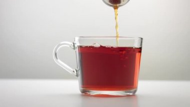 fincan çay ile infuser kaşığın yoğun bir hareket yavaş hareket