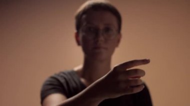 Kadın odak dışı ve eli kameraya doğru kayıyor.