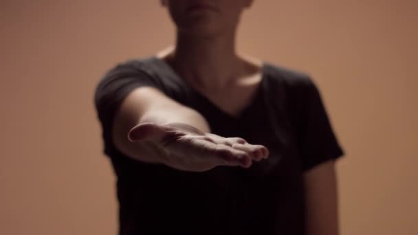 Unerkennbare Frau unscharf mit der Hand in Richtung Kamera, um die Fokuszone zu fokussieren — Stockvideo