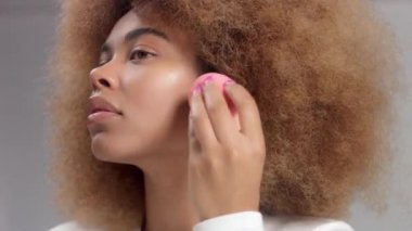Büyük afro saç makyajlı melez zenci kadın.