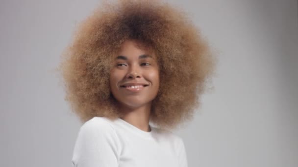 Šťastný úsměv a smích smíšené rasy černošky model — Stock video