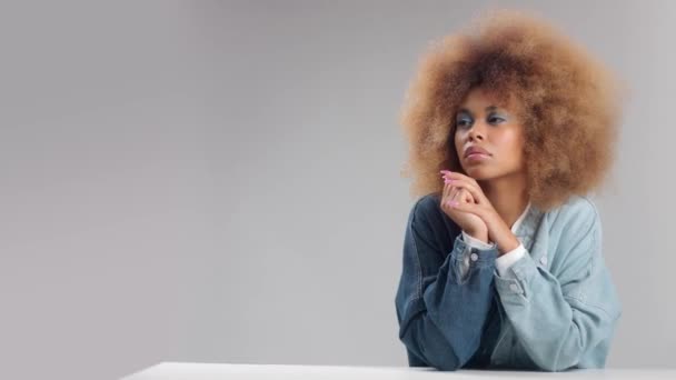 Черная женщина смешанной расы с большими афро-волосами только в студии — стоковое видео