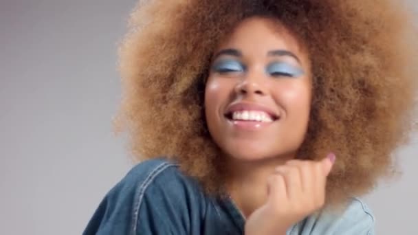 スタジオでのクローズアップポートレート人種の黒人女性が笑い — ストック動画