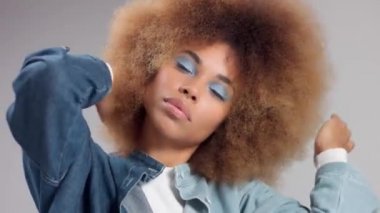 Kot tarzı uzun saçlı, melez bir zenci kadın kameraya poz veriyor.