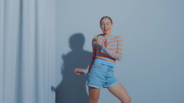 Leuk gelukkig jong meisje dansen gek en het maken van gezichten — Stockvideo