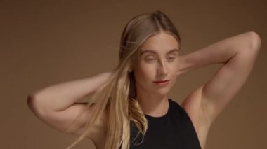 Eğlenceli mutlu genç kız dans ediyor ve saçlarına dokunuyor.