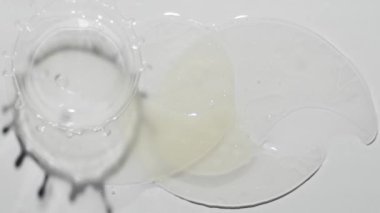 Göz bantlarının altından şeffaf beyaz bir serum dökülüyor. Üst görünüm yavaş çekim