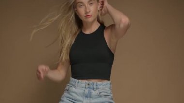 Genç sörf modeli, uzun sarı saçlı, mavi gözlü, saç kesen.