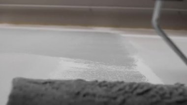 Duvarı kapatın ve boya silindiri kameraya doğru hareket etsin