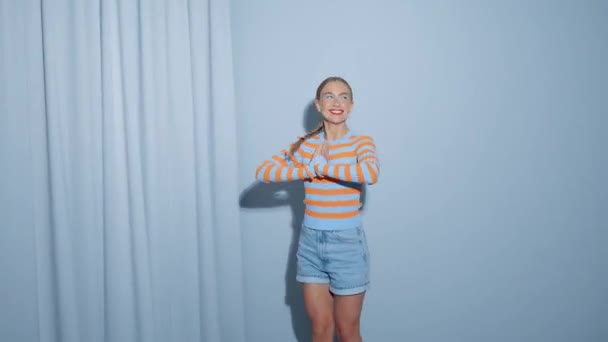 Leuk jong meisje dansen en het maken van gezichten — Stockvideo