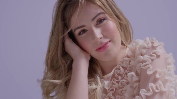 Delikat kaukasisk modell med långt blont hår och blåsa hår i studion — Stockvideo