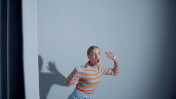 Веселая молодая девушка танцует и корчит рожи — стоковое видео