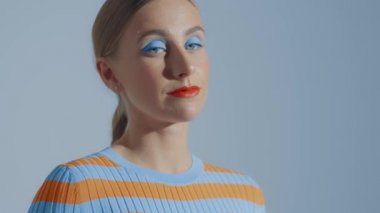 Eğlenceli mutlu genç kız dans ediyor ve surat yapıyor. 