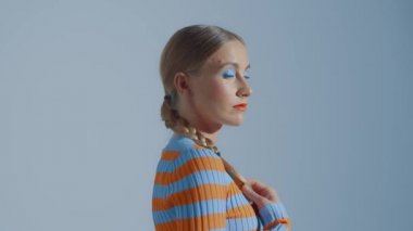 Eğlenceli mutlu genç kız dans ediyor ve surat yapıyor. 