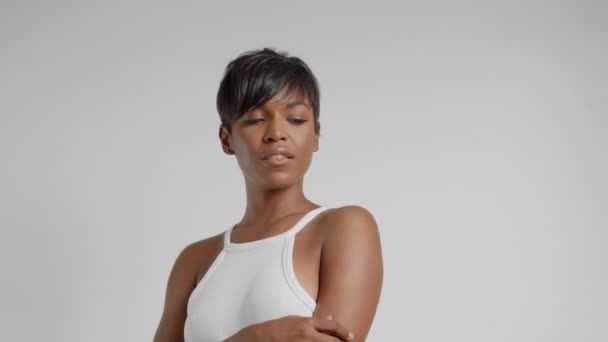 Blandad ras svart kvinna i studio poser ler — Stockvideo