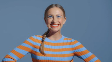 Eğlenceli mutlu genç kız farklı duygusal ifadeler gösteriyor. 