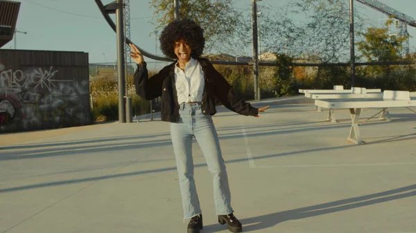 Mujer negra con enorme pelo afro y ropa estilo disco Bailando al aire libre en zona de parque de tenis —  Fotos de Stock