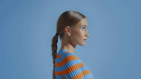 Retrato de perfil de una joven modelo en estudio espacial azul —  Fotos de Stock