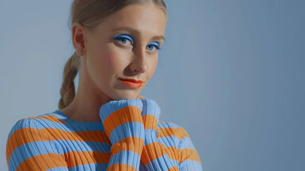 Primer plano retrato de una joven modelo con maquillaje colorido —  Fotos de Stock