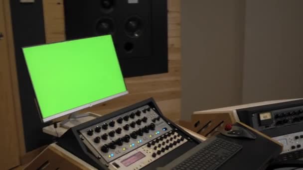 Κενό στούντιο mastering σχεδίασης ήχου με όλους τους μίκτες αναμμένους — Αρχείο Βίντεο
