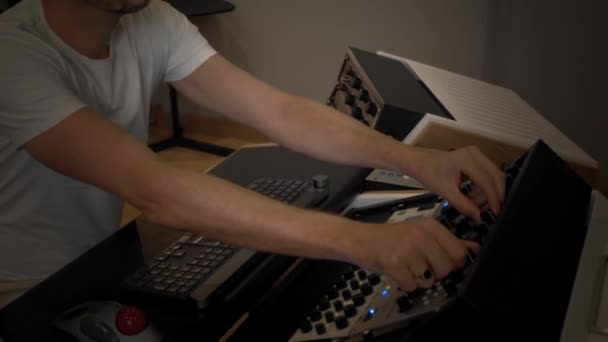 Mann arbeitet im Tonstudio mit Mischpult. Mastering genial in seinem Studio und bewegen Sie einige Mischpult-Controller — Stockvideo