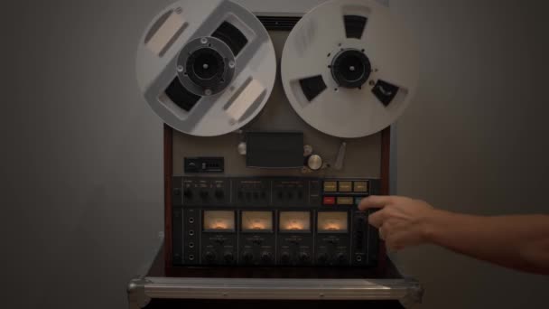 Ρετρό audio μαγνητόφωνο με mans χέρι switc on και off — Αρχείο Βίντεο