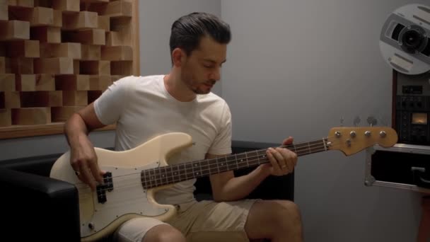 Mann spielt Bassgitarre im Tonstudio — Stockvideo