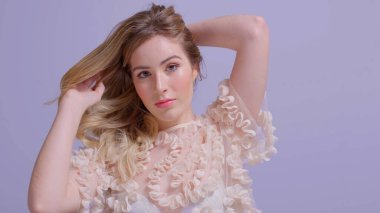 Stüdyoda uzun sarı saçlı ve sakallı İspanyol manken.