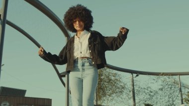 70 'lerin disko stili siyahi kadın dans eden funk disko dansına bakar.