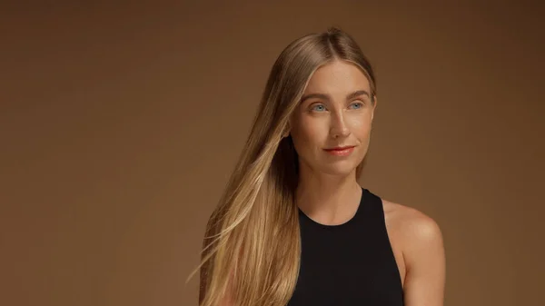 Modello dall'aspetto naturale guardando da parte con i capelli che soffiano — Foto Stock