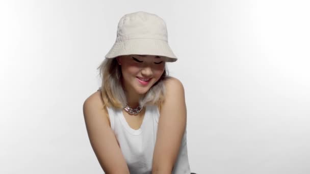Zoom en dolly rubia modelo coreano con thongue fuera y v-signo de la mano haciendo caras sonriendo y divertirse — Vídeo de stock