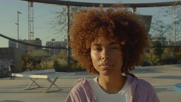 Primer plano retrato de rubia mestiza negra en parque al amanecer —  Fotos de Stock