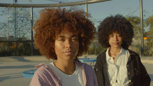 Gün doğumunda parkta iki melez zenci kadının portresi. 