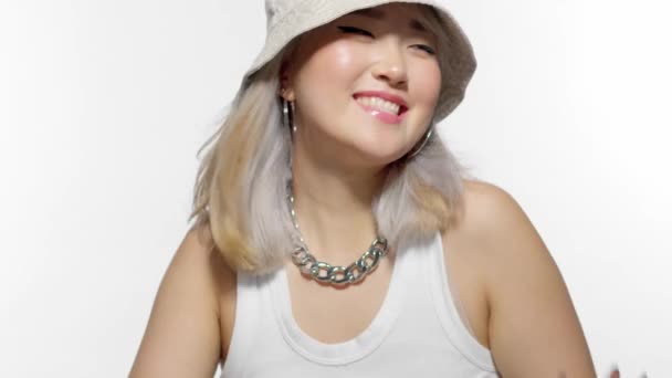 Closeup รูปแบบสีบลอนด์ตลกเกาหลีดึงหมวกถังของเธอลง — วีดีโอสต็อก