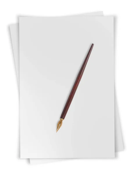 白い背景で隔離のペン先と紙シート — ストック写真