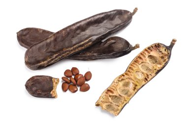 Carobs pod beyaz arka plan üzerinde izole fasulye ile
