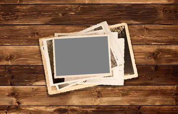 Alte Fotos Stapeln Sich Auf Holzgrund — Stockfoto