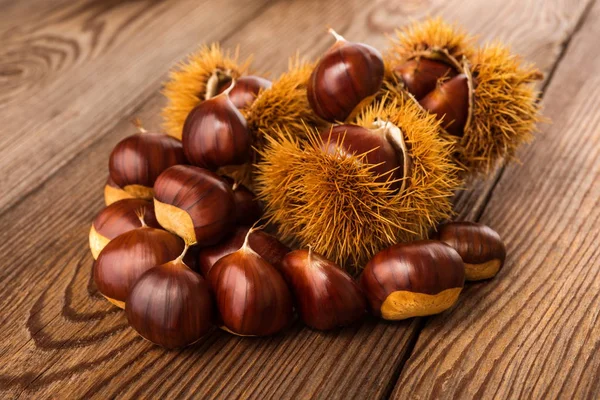 Grupo Castanhas Com Conchas Uma Mesa — Fotografia de Stock