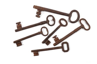 Eski anahtarlar üzerinde izole beyaz arka plan grup