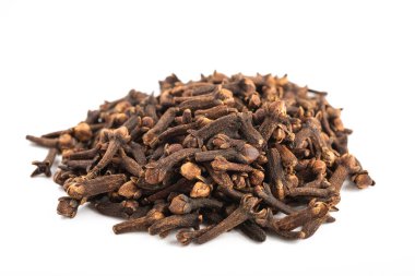 Beyaz arka plan üzerinde izole karanfil yığın
