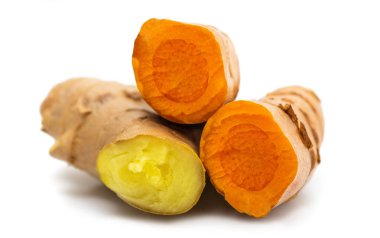Beyaz arka plan üzerinde izole curcuma ve zencefil kökleri