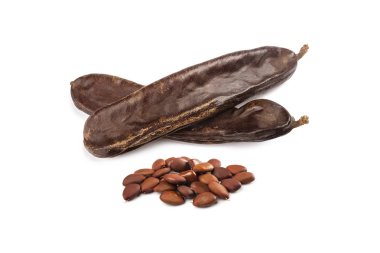Carobs pod beyaz arka plan üzerinde izole fasulye ile