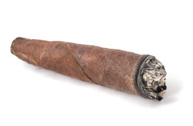 Tütsülenmiş puro beyaz arka planda izole