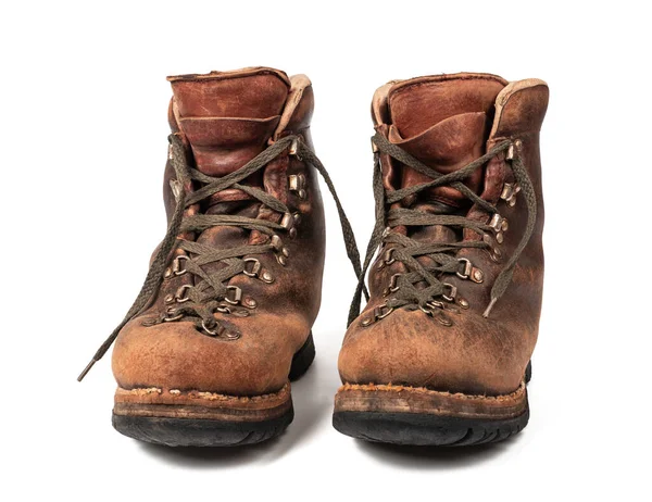 Beyaz arkaplanda izole edilmiş eski çizmeler