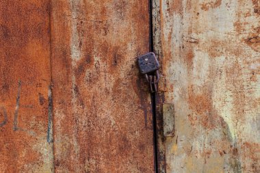 Paslı sarı-kırmızı desenli metal yüzey. Metal levhanın dokusu oksitlenme ve aşınmaya eğilimlidir. Grunge Biçiminde Dokulu Arkaplan