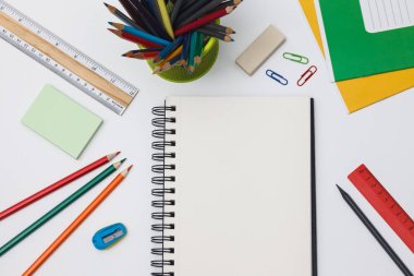 Boş spiral defter ile beyaz sayfa ve mavi bir tabloda çok renkli ileti örneği. Çalışma alanı renkli arka plan üstünde not etmek ile. Eskiz defteri giriş metni, en iyi görünüm için. Geri okul kavramı.