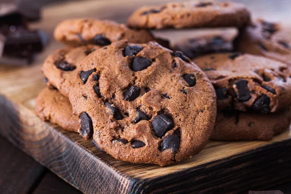 Hemmagjord Choklad Cookies Mörka Gamla Träskiva Choklad Chip Cookies Sköt — Stockfoto