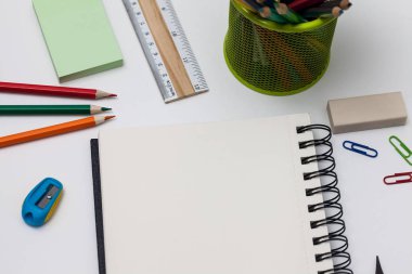 Boş spiral defter ile beyaz sayfa ve mavi bir tabloda çok renkli ileti örneği. Çalışma alanı renkli arka plan üstünde not etmek ile. Eskiz defteri giriş metni, en iyi görünüm için. Geri okul kavramı.