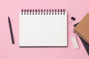 Modern ofis resepsiyon çalışma alanı boş not defteri, kalem, kahve fincanı ve malzemeleri ile. Renk arka plan üzerinde yer kopyalayın. Üstten görünüm. Düz yatıyordu tarzı. Mockup